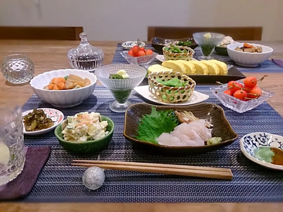 お刺身とサラダのある食卓|古尾谷りかこさん