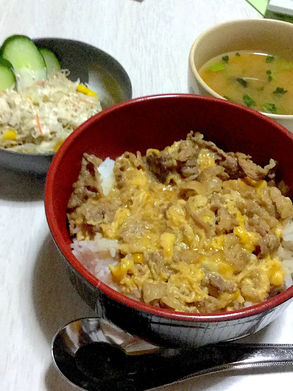 Snapdishの料理写真:牛卵丼、サラダ、お味噌汁|Ayaさん