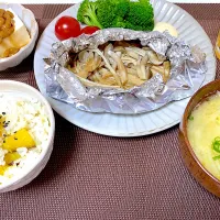 Snapdishの料理写真:鮭のホイル焼き　ブロッコリーとトマト添え　納豆冷奴　キャベツと大根の味噌汁　さつまいもご飯|momococoさん