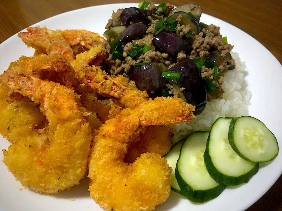 海老フライ🦐茄子とニラの挽肉丼|やないゆいさん