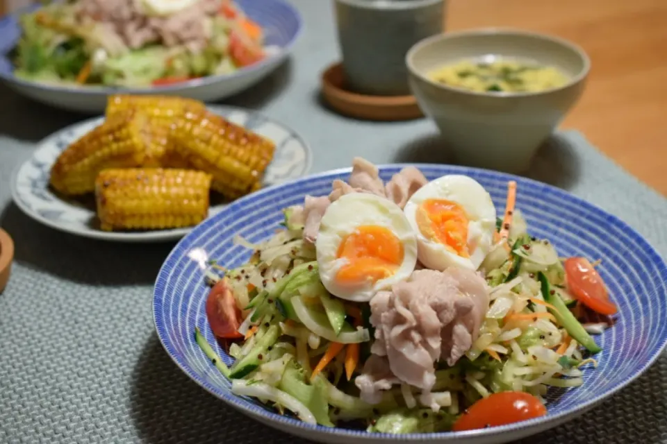 てんこ盛りサラダのパリパリ麺と焼きもろこし|うにんぱすさん