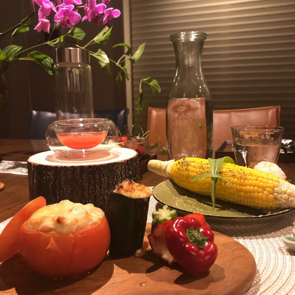 Snapdishの料理写真:スイカのガスパチョ🍉、夏野菜3種のファルシ🍅、朝採れとうもろこしのハーブグリル、洋風チーズおかかライスボウルと一緒に✨|madamwongtableさん