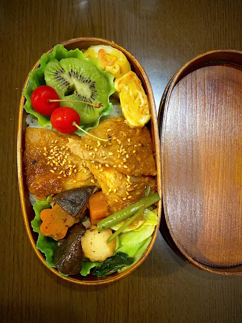 Snapdishの料理写真:お弁当🍱　豚肉の味噌だれ漬け焼き　キャベツと空芯菜の炒め物　山芋と人参椎茸の煮物　干し海老の出し巻き卵　キウイ🥝さくらんぼ🍒|ch＊K*∀o(^^*)♪さん