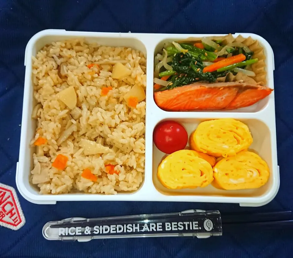 Snapdishの料理写真:🌹ごぼうﾀｯﾌﾟﾘ炊き込みご飯のお弁当🌹

鶏肉無かったので、お野菜だけで^ ^;炊き込みご飯です。
新ごぼうのいい香りです☆*°|クロ母さんさん