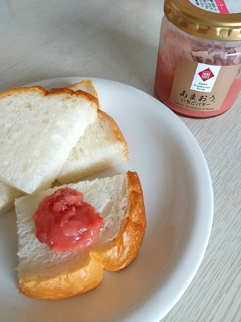 Snapdishの料理写真:☆今日の朝パン☆　成城石井あまおういちごバター　LIFE湯種もちもち食パン|hamamaさん