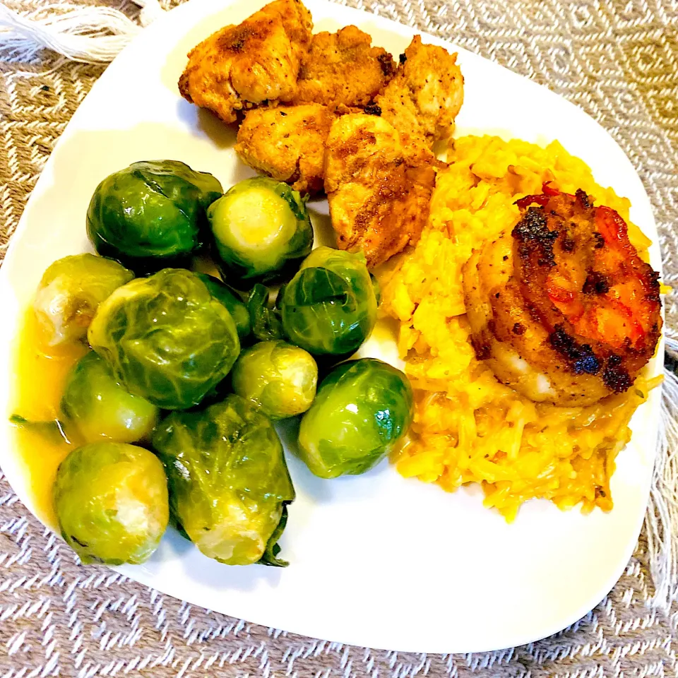 Snapdishの料理写真:Pan Tossed Chicken Four Cheese Rice Topped with A Queen Sized Prawn & Buttery Brussel Sprouts!|Nubian Queenさん