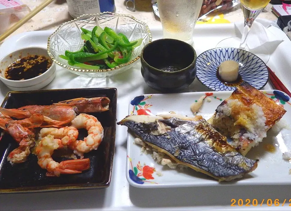 Snapdishの料理写真:6／29（月）夕食。サワラの塩焼き。エビの酒蒸し。栃尾揚げ。小松菜とピーマンのおひたし。ホタテ貝柱缶詰。|へいちゃんさん