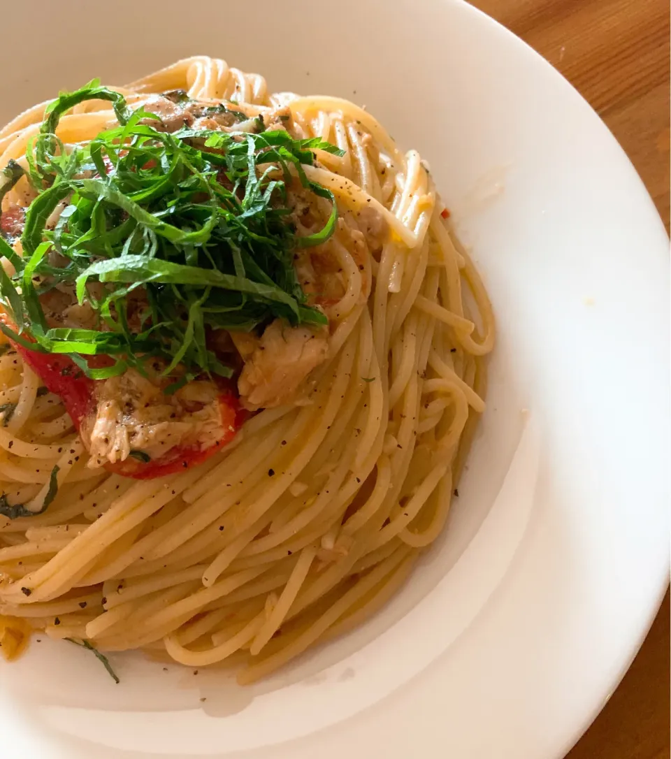 Snapdishの料理写真:大葉とツナとフレッシュトマトのパスタ作ったよ🍝|NOMU'S キッチン🍳さん