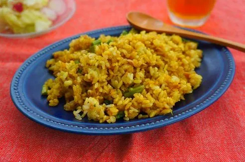 缶詰レシピ！ツナとアスパラのカレー炒飯|ちいさなしあわせキッチンさん