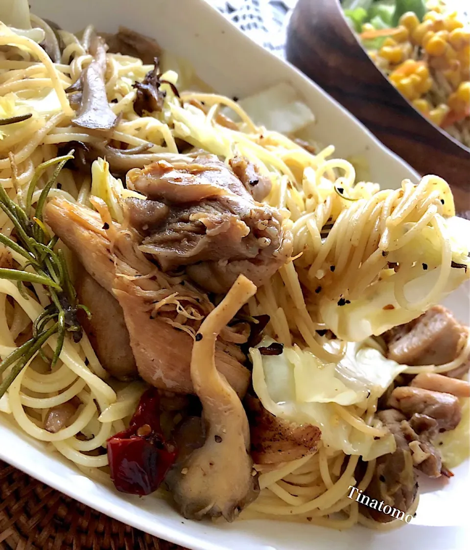 ローズマリーチキンと舞茸、キャベツのペペロンチーノ🍝|Tina Tomoko😋さん