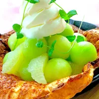 Snapdishの料理写真:たっぷりフルーツとソフトクリームで美味しいダッチベイビー出来ました🍈🍦