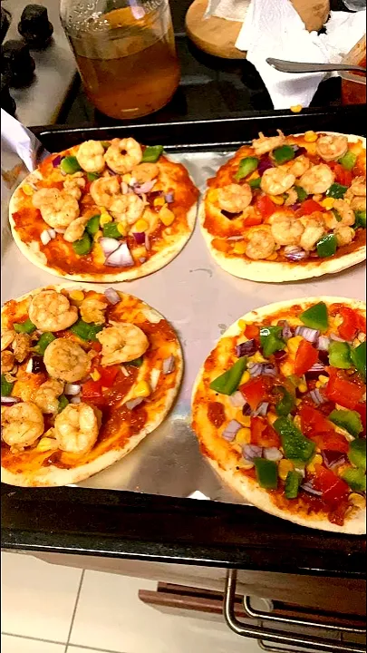 Snapdishの料理写真:Shrimp Pizza|MyFoodpicsさん