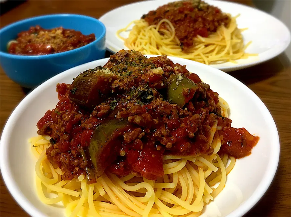 昨日の夕飯のリメイクでミートソーススパゲティ🍝🍆|やないゆいさん