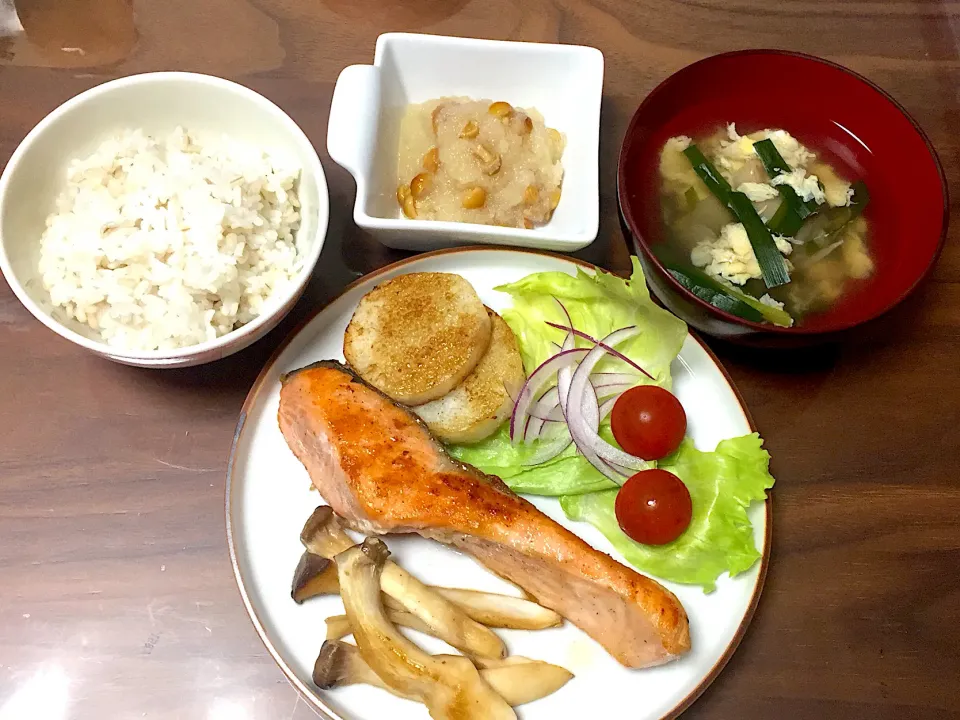 鮭のムニエル 長芋とエリンギのバター醤油焼き ニラと舞茸の中華スープ なめこのおろし和え|おさむん17さん