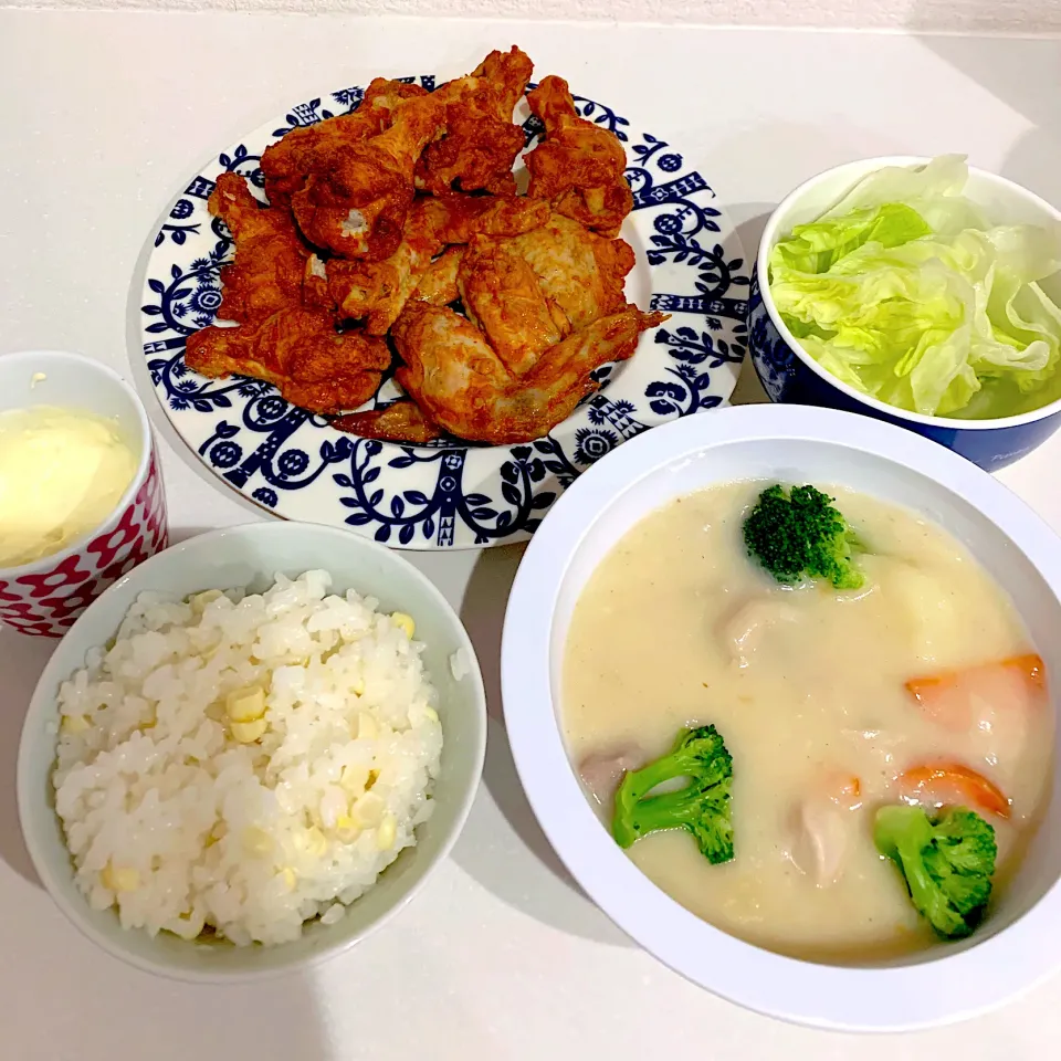 夜ご飯☺︎とうもろこしご飯☆クリームシチュー☆レタス☆コストコのガーリックチキン|とまこ(*^o^*)さん