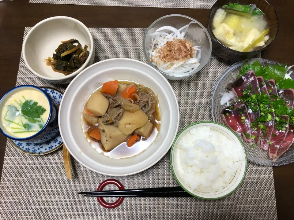 カツオタタキ　肉じゃが　茶碗蒸し　玉ねぎのスライス　行者ニンニク醤油漬け|ヒロミ🏝🏝🏝🌺🏄🌊🐬🏄‍♀️🏄‍♂️🍹🐠👙🌺さん