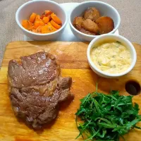 Snapdishの料理写真:australian beef ribeye with bearnaise sauce, sauteed potatoes and carrots|chezgastonklさん