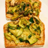 Crusty multigrain whole wheat 🌾 bread 🥖with zucchini and mushrooms 🍄 

#zucchinimushrooms #lecker|jasmineさん