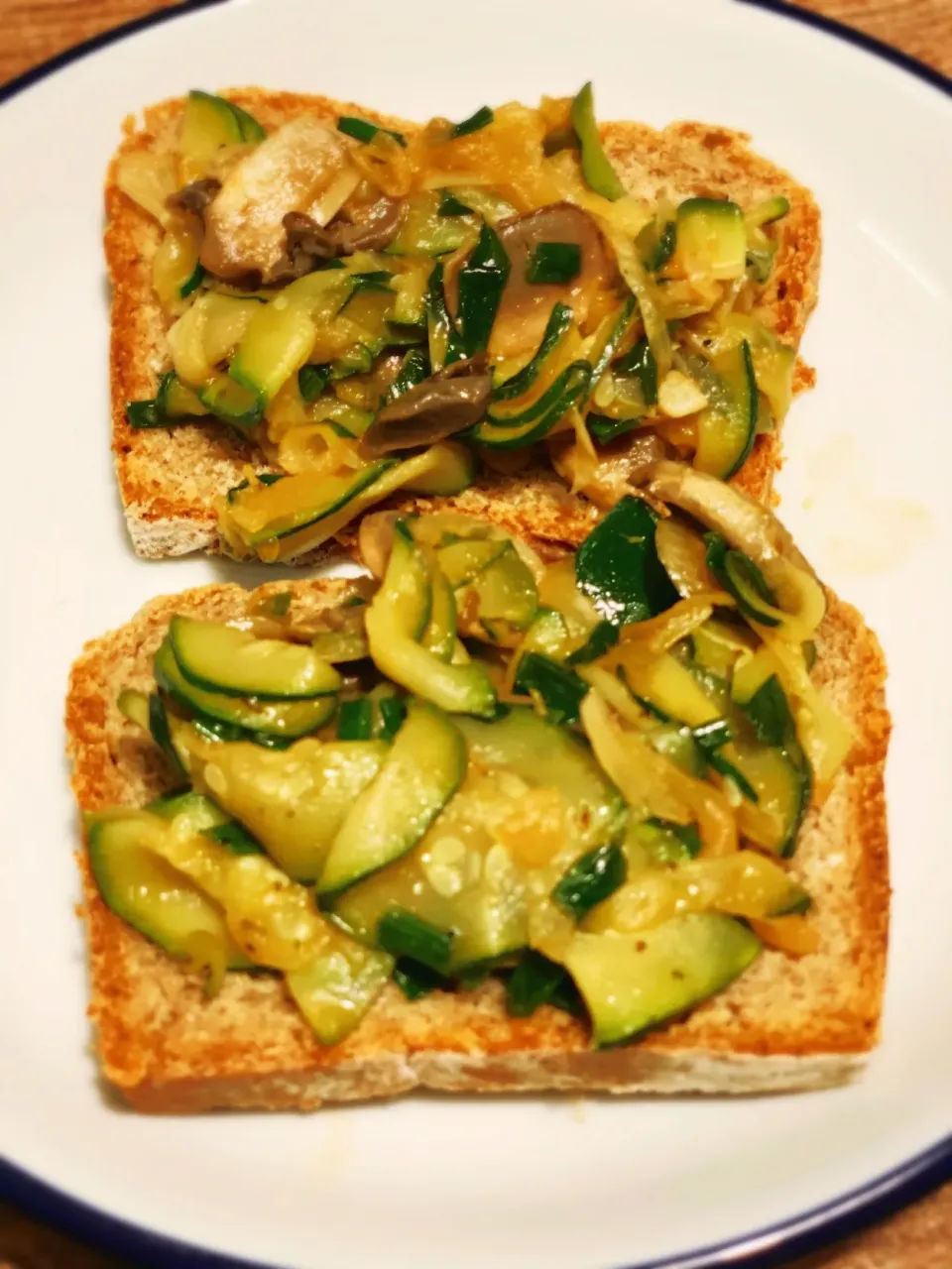 Snapdishの料理写真:Crusty multigrain whole wheat 🌾 bread 🥖with zucchini and mushrooms 🍄 

#zucchinimushrooms #lecker|jasmineさん