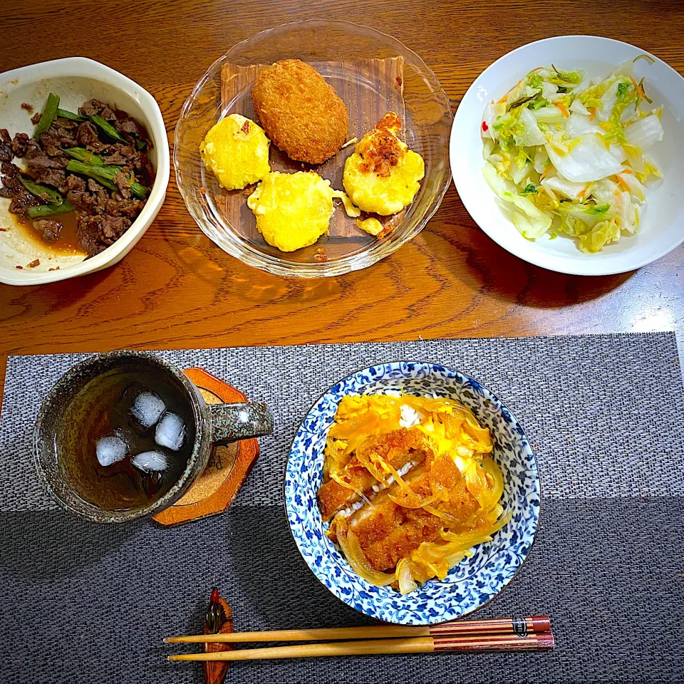 カツ丼、じゃがいも餅、サラダ、しぐれ煮|yakinasuさん