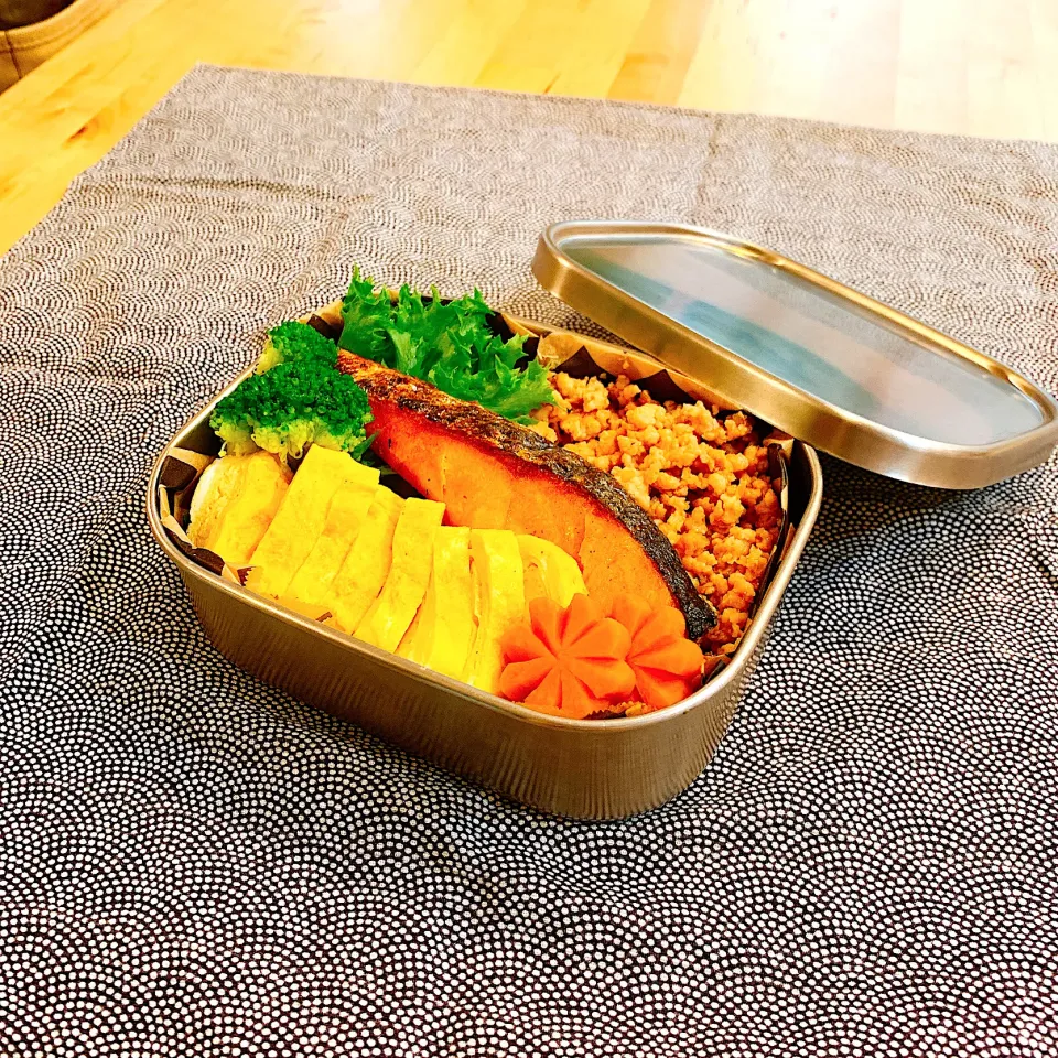 Snapdishの料理写真:焼鮭と鶏そぼろと出汁卵の3種のっけ✴︎|あやみんさん