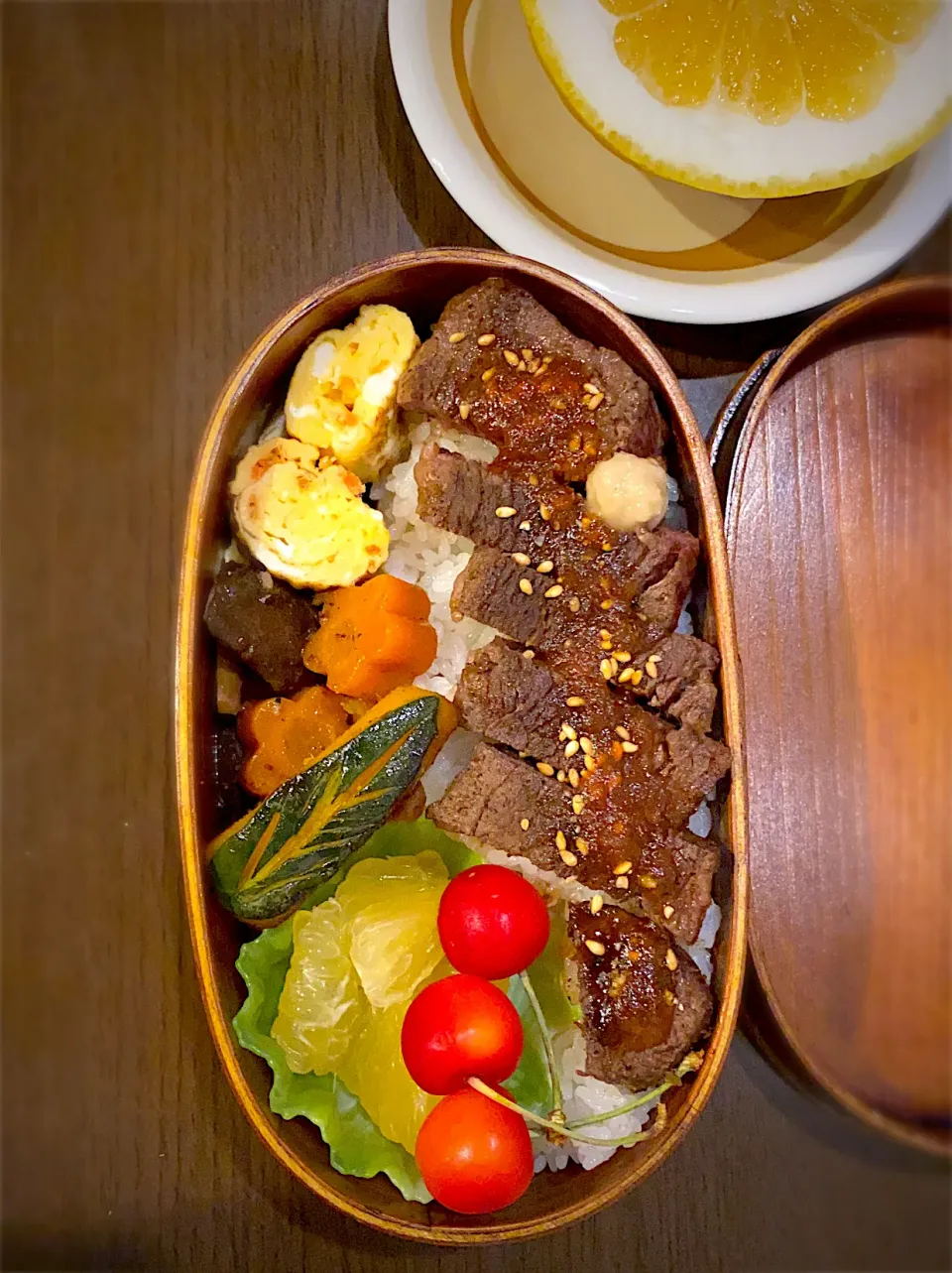 お弁当🍱　ビーフステーキ　ホースラディッシュ添え　干し海老の出し巻き卵　人参椎茸舞茸の甘煮　カボチャ炒め煮🍃　晩柑🍊　さくらんぼ🍒|ch＊K*∀o(^^*)♪さん