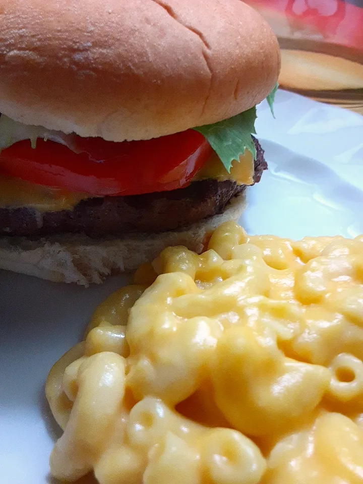 Snapdishの料理写真:Marina Muscara's dish Hamburgers with Macaroni and Cheese|Hannah Muscaraさん