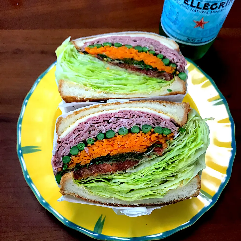 Snapdishの料理写真:ローストビーフのもりもりわんぱくサンド🥪|ももさん