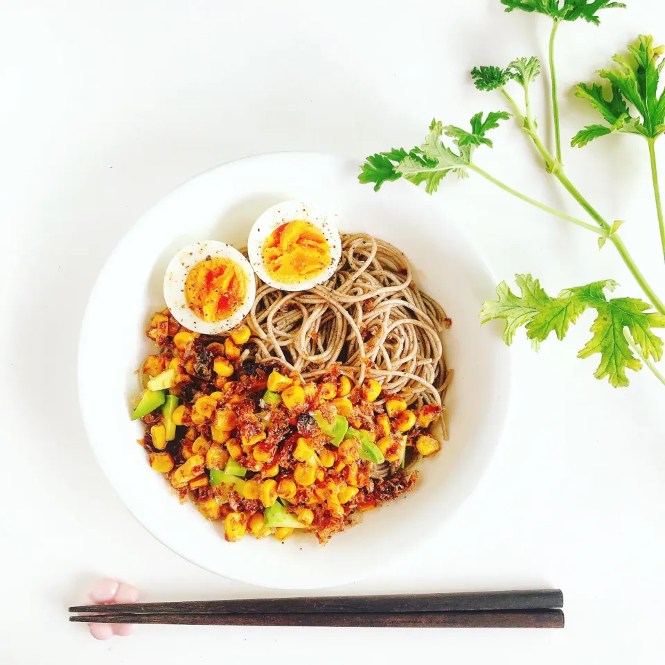 おかかコーンバター醤油と半熟たまごの混ぜ麺🌽🍳|sakiさん