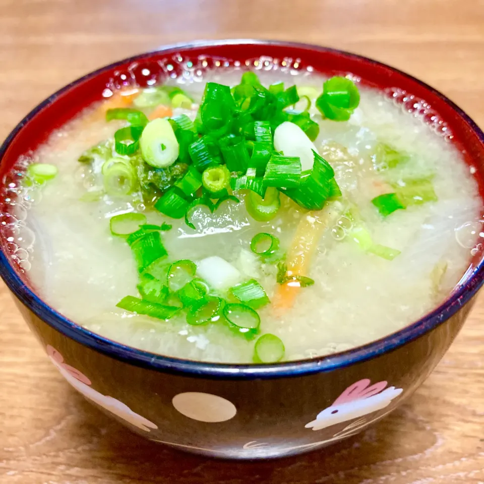 Snapdishの料理写真:具沢山味噌汁🍀レタスいれたら何故か中華風の味に🤔あっ、コレ並盛りです😂|まいりさん