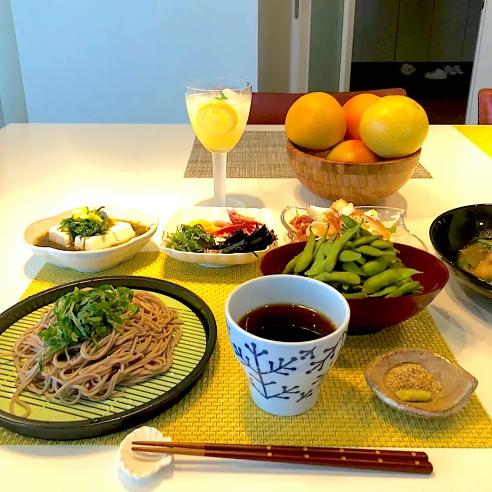 お蕎麦に夏のお野菜と桃にいちじくなどのフルーツを添えて🍊|ayakotomilさん