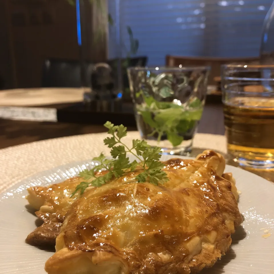 今日のオヤツ🦐小海老のパイ包み焼き🥧ブランデーを効かせた海老のふわふわペーストとバターがたっぷり香るサクサクパイのコンビが堪らない美味しさ🥰|madamwongtableさん