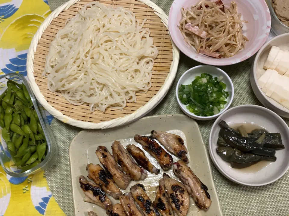 鶏手羽先塩麹焼き、ひやむぎ、長芋ぬか漬け、なすと枝豆は残りもの|peanutsさん