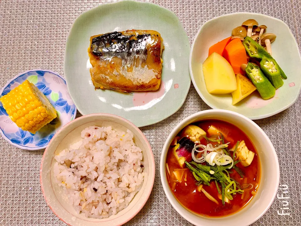 今日の晩御飯🍚さばの西京焼き🐟野菜の炊き合わせ🥕蒸しとうもろこし🌽|ゆきりんさん