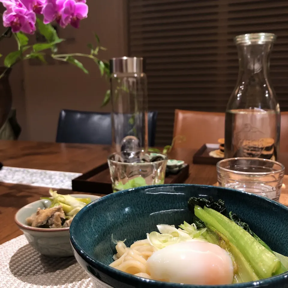 釜玉うどんに小松菜のオイスターソース炒めを添えて🥬一晩煮込んだ肉骨茶をおネギたっぷりver.に😋|madamwongtableさん