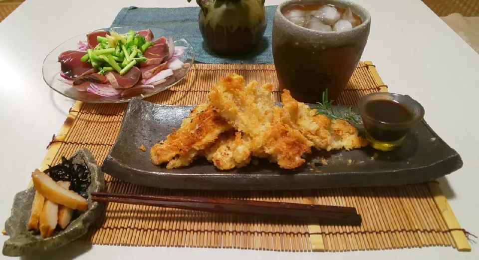 Snapdishの料理写真:えのきフライ、カツオレッドオニオンサラダハイボール|miyuki🌱さん