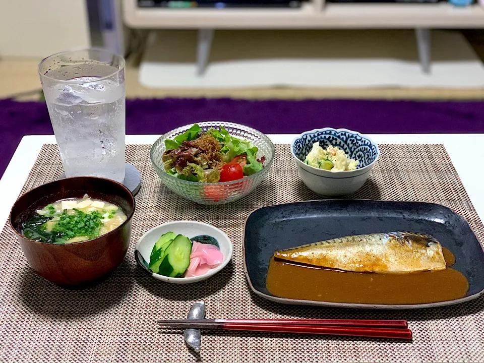 Snapdishの料理写真:ばんごはん。サバの煮付け、ポテトサラダ、野菜サラダ、豆腐とわかめのお味噌汁。|yukiさん