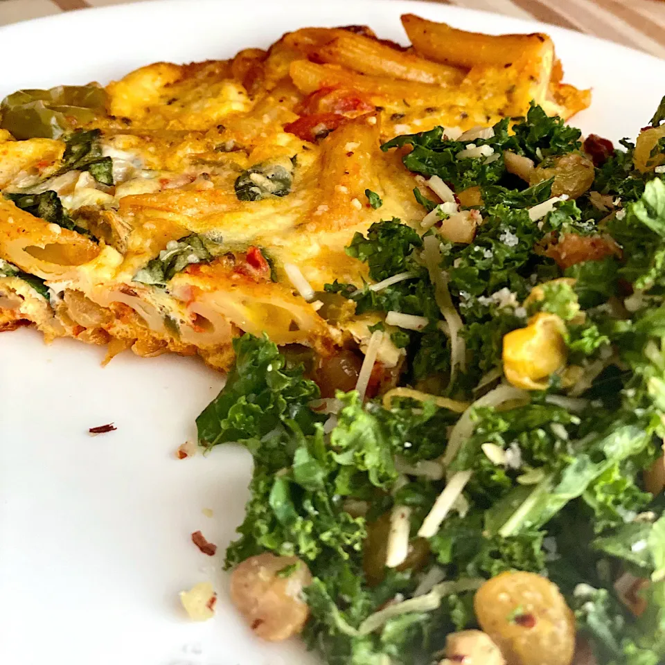 Frittata with green peppers, tomato, garlic and basil.  Kale salad with raising and pignoli on the side.|Dean M Rogersさん