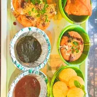 "Eat breakfast like a king, lunch like a prince, and dinner like a pauper."

panipuri , samosa and kachori with chutney
🤭😋😋😋😋|shirleyさん