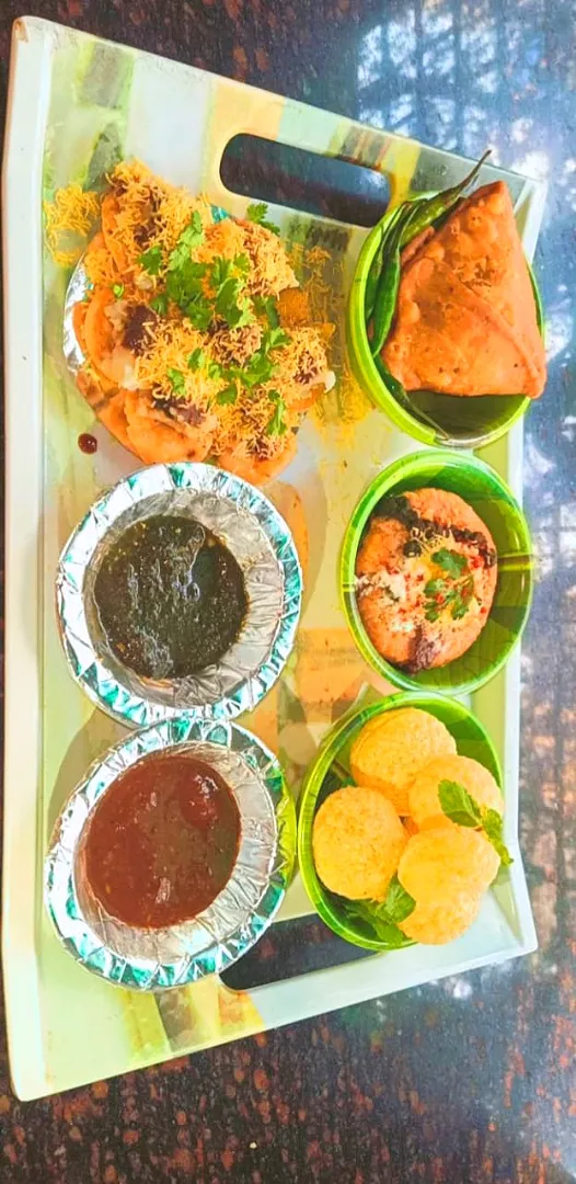 "Eat breakfast like a king, lunch like a prince, and dinner like a pauper."

panipuri , samosa and kachori with chutney
🤭😋😋😋😋|shirleyさん