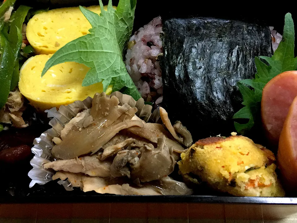 舞茸と鶏肉の炒め煮　おからナゲット　ピーマンと人参、シーチキン|keikekeさん