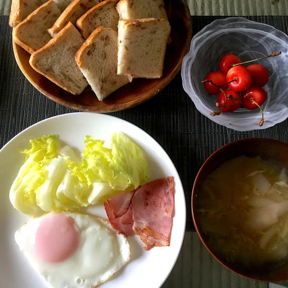 2020年７月10日　男前美容師の手作り朝ごはん　目玉焼とワンタンスープ∠( `°∀°)／|Booパパさん