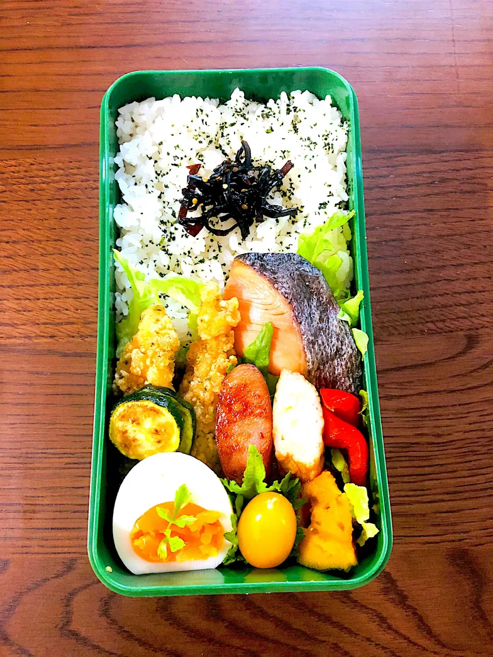 今日のお弁当☆シャケ、ササミのフリッター、カボチャの煮付け、ズッキーニとパプリカの甘酢漬け、塩ゆで卵、黄色いトマト、ウインナー、昆布の佃煮、青紫蘇ふりかけごはん、レタス、チーズin竹輪|笙　みかんさん