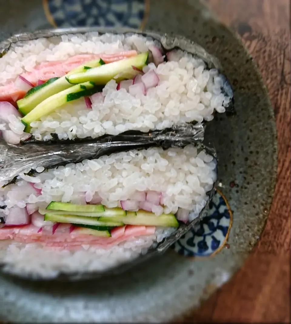 初めてのおにぎらず ズッキーニとベーコンと紫玉ねぎ|とだともさん