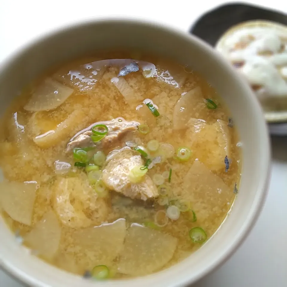 Snapdishの料理写真:昼ごはん
鯖缶ゴロッと味噌汁|まめころさん