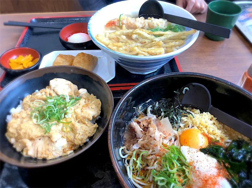 「鳴門うどん」さんで、おろし蕎麦（ミニ親子丼セット）・海老天ごぼう天うどん（いなり寿司セット）|じゅんさんさん