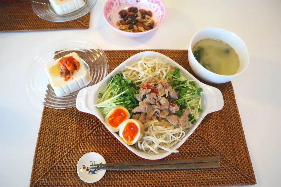 今日の夕食 エスニック風そうめん、キムチのせ冷奴、わかめスープ、ナッツ|pinknari🐰🌈さん