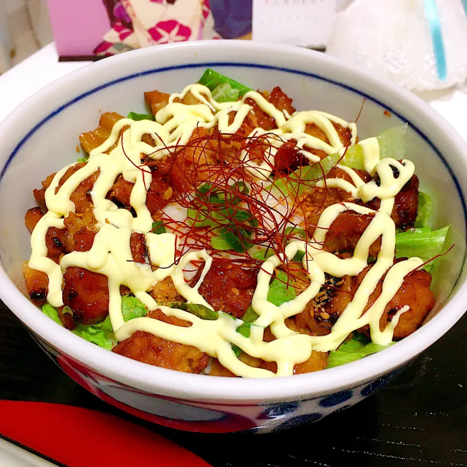 Snapdishの料理写真:真ん中とろろ芋の焼き鳥丼😍😍|とらさん