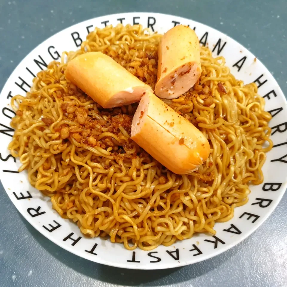 Snapdishの料理写真:Maggi Noodles + Sausage|envymaqueenさん