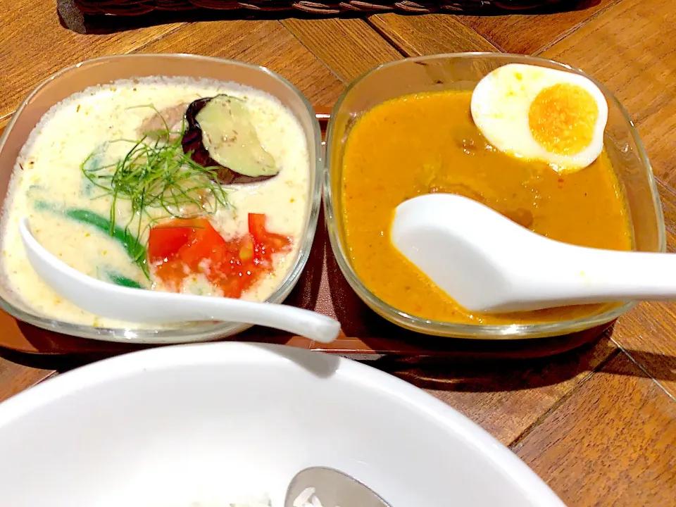 ばんびのグリーンカレーとバターチキンカレー🍛|yumyum😋さん